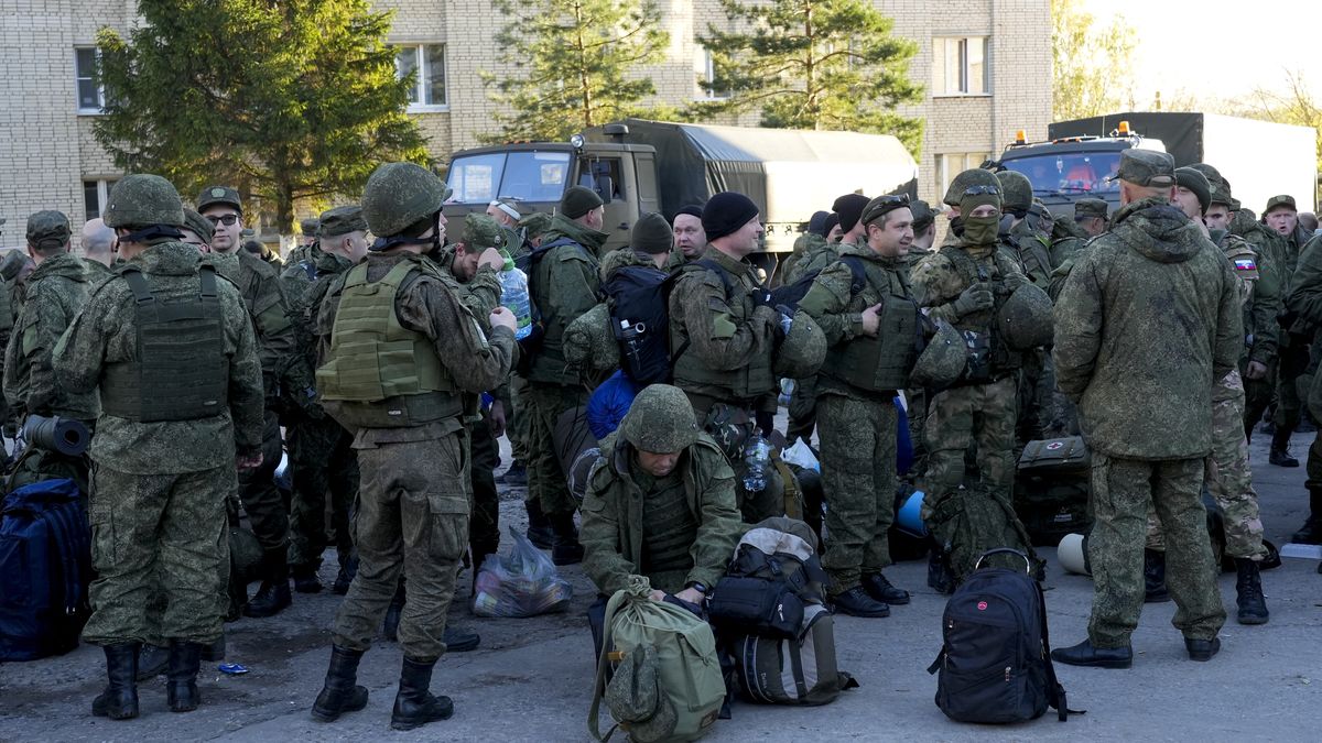 MOSCOW, RUSSIA - OCTOBER 10: Russian citizens drafted during the partial mobilization are seen being dispatched to combat coordination areas after a military call-up for the Russia-Ukraine war in Moscow, Russia on October 10, 2022. (Photo by Stringer/Anadolu Agency via Getty Images)