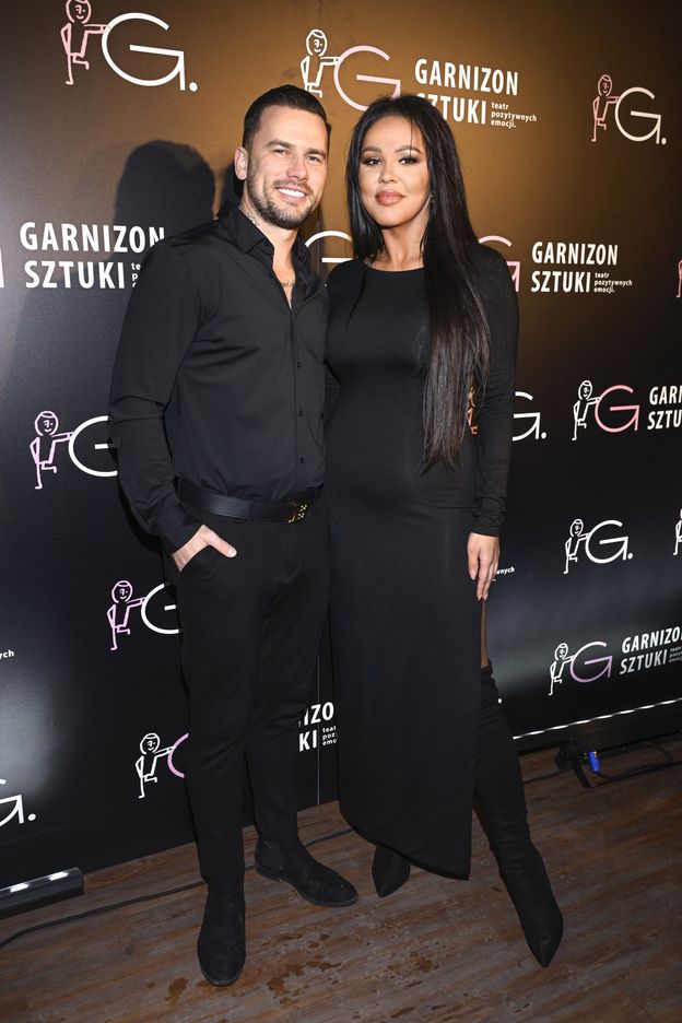 Kreacja Sylwii Bomby wywołała poruszenie wśród internautów. Celebrytka komentuje: "Ja i mój CIĄŻOWY BRZUCHOL" (FOTO)