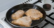 Nie smaż tak kotletów. Nasiąkną tłuszczem i będą twarde