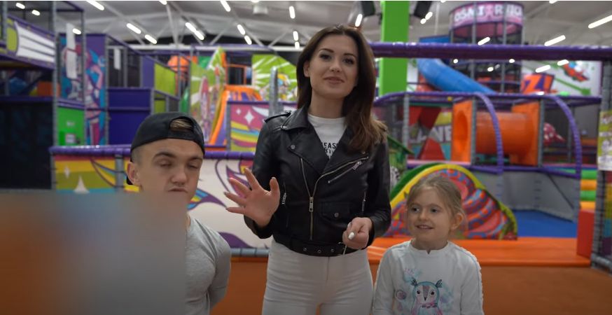 Wersow usunęła logo ze starych filmów. Sylwester Wardęga zabezpieczył dowody