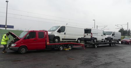 Lawetą-samoróbką wiózł 3 busy. Przy niemieckiej policji odpalał "z plaka", a to nie koniec