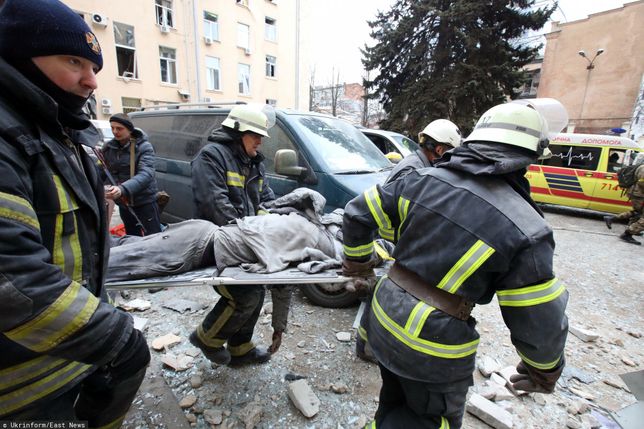 Wojna w Ukrainie - bitwa o Chark�wKHARKIV, UKRAINE - MARCH 1, 2022 - Rescuers carry a wounded person on the stretcher as they respond to shelling by Russian troops of central Kharkiv, northeastern Ukraine.Vyacheslav Madiyevskyy