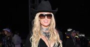 Paris Hilton w SKĄPYM bikini szykuje się na kolejny dzień Coachelli. Fani komplementują: "Nie wyglądasz na więcej niż 21 lat" (FOTO)