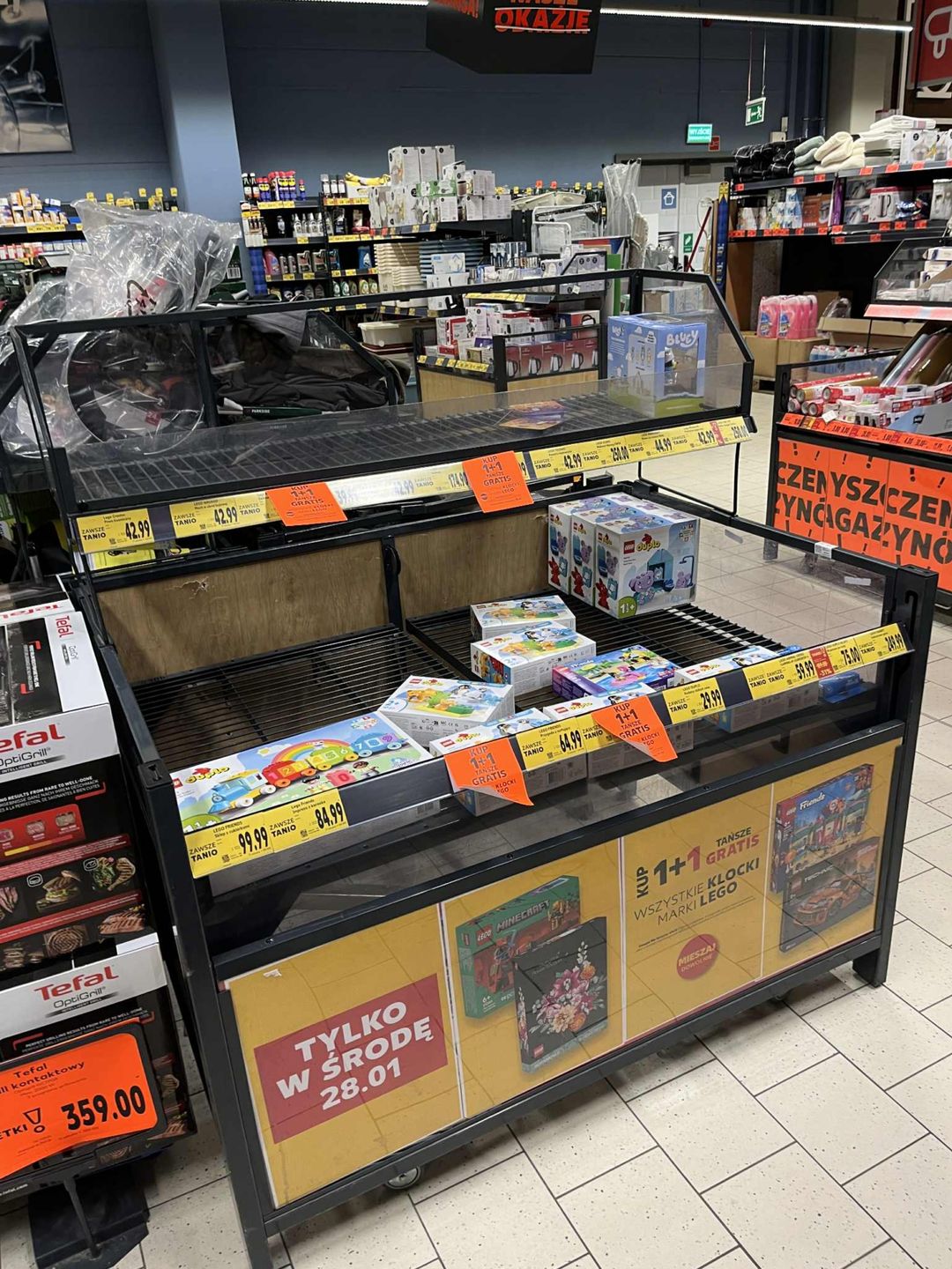Stoisko z klockami Lego w Kauflandzie podczas promocji 1+1