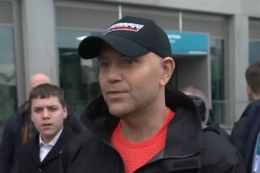 Karol Nawrocki w czapeczce marki NowRocky, fot. kadr z TVN24