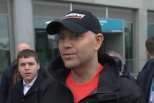 Karol Nawrocki w czapeczce marki NowRocky, fot. kadr z TVN24