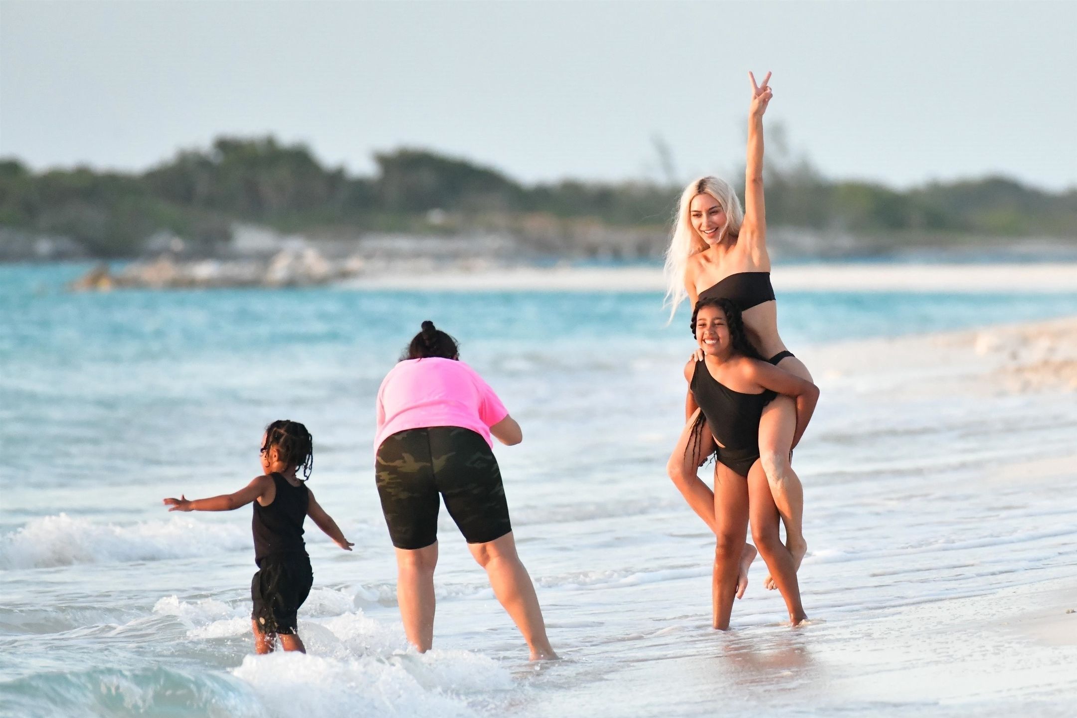 Kim Kardashian szaleje na plaży podczas sesji zdjęciowej z dziećmi