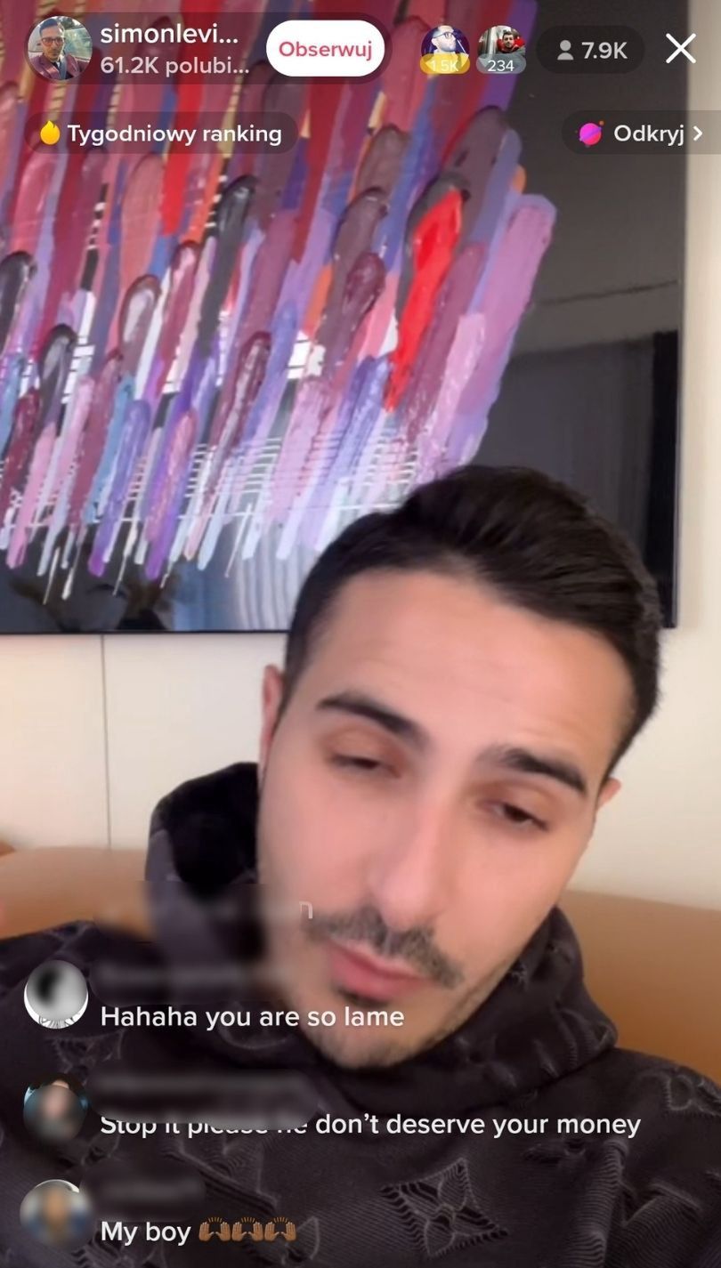 "Oszust z Tindera" przypomina o sobie podczas live'a na TikToku