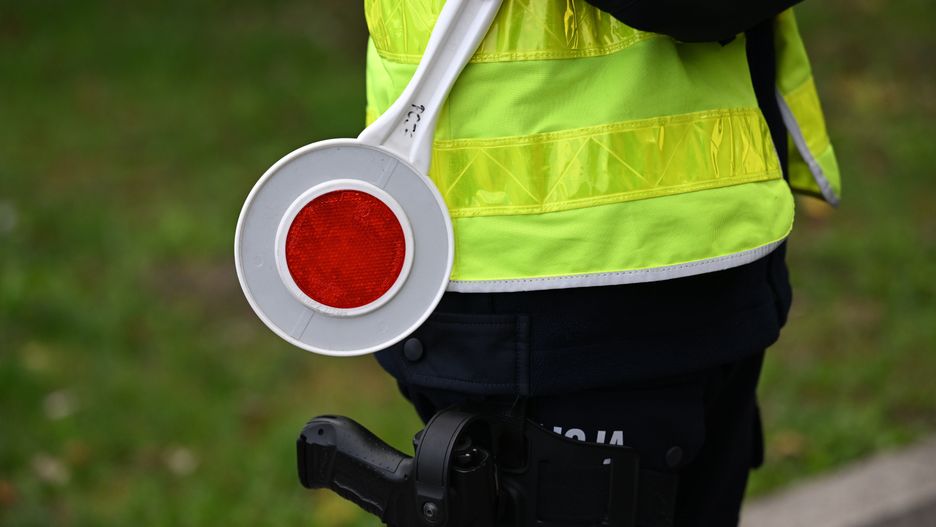 Przemyśl, 17.09.2022. Policyjny patrol podczas kontroli drogowej w Przemyślu, 17 bm. 17 września 2022 r. weszły w życie przepisy rozporządzenia Ministra Spraw Wewnętrznych i Administracji w sprawie ewidencji kierujących pojazdami naruszających przepisy ruchu drogowego. Zmiany te wprowadzają do katalogu wykroczeń maksymalną karę 15 punktów za najcięższe wykroczenia drogowe. Dotyczą one w szczególności kierowców, którzy drastycznie przekraczają prędkość i jeżdżą pod wpływem alkoholu. (aldg) PAP/Darek Delmanowicz