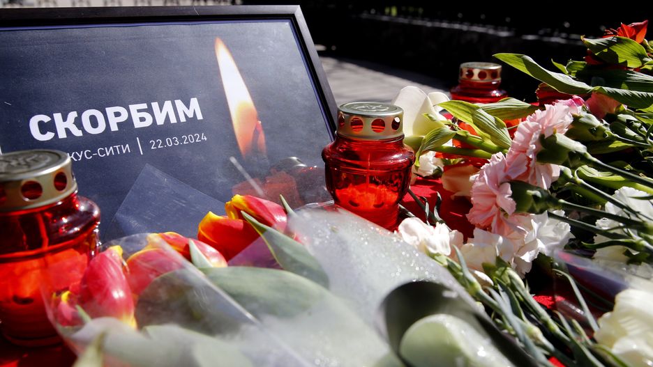 epaselect epa11238291 A sign that reads 'We mourn 22.03.2024' is seen next to flowers laid by people in front of the Russian Embassy as a sign of condolences to the people of Russia after the terrorist attack at Crocus City Hall, in Bishkek, Kyrgyzstan, 23 March 2024. On 22 March evening, a group of up to five gunmen attacked the Crocus City Hall in the Moscow region, Russian emergency services said. 93 people were killed and more than 100 others were hospitalized, the Investigative Committee confirmed. EPA/IGOR KOVALENKO Dostawca: PAP/EPA.