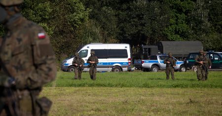 Głos z Episkopatu ws. uchodźców na granicy. Biedroń zaskoczył: Bardzo to doceniam