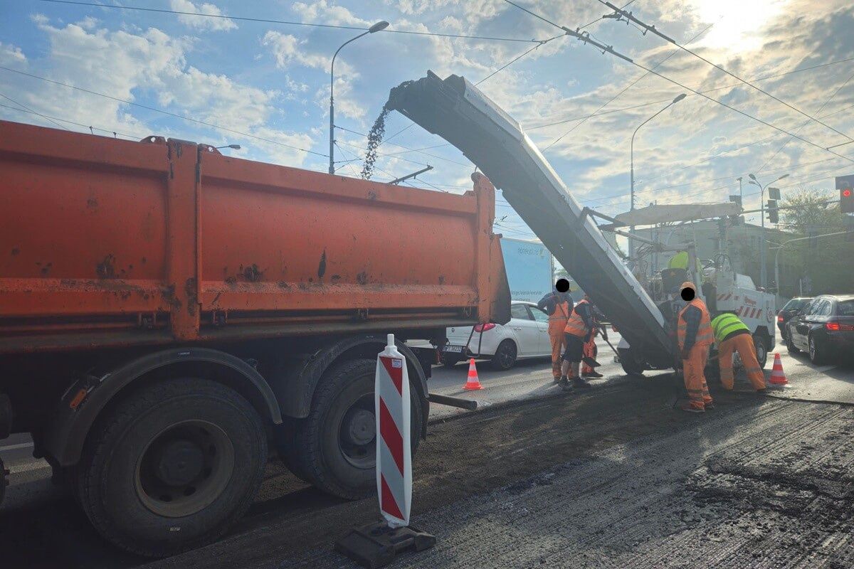 Drogowcy zrywający asfalt na ul. Fabrycznej w Lublinie