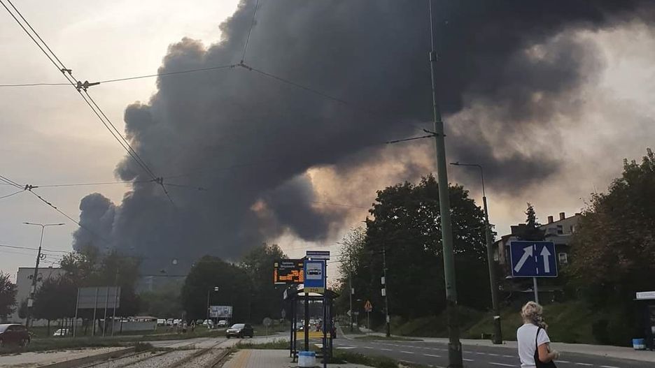 Sosnowiec. Groźny pożar beczek z nieznaną substancją. Dym widać z kilkunastu kilometrów