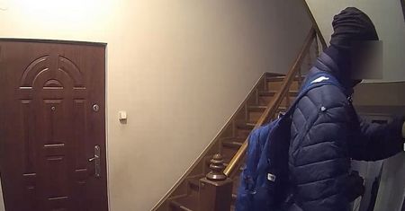Mają go! Mężczyzna został nagrany na klatce schodowej