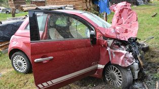 Pijana 25-latka uciekała przed policją. Staranowała auto i ogrodzenie