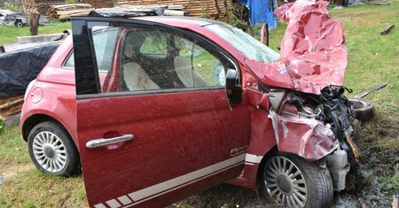 Pijana 25-latka uciekała przed policją. Staranowała auto i ogrodzenie