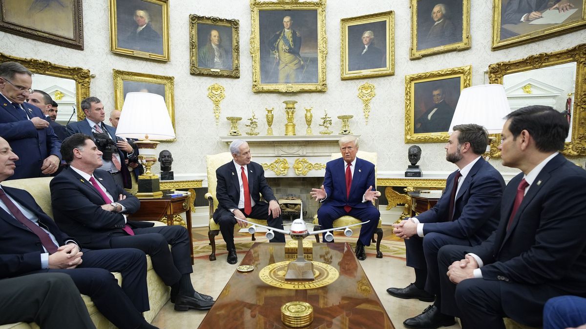 US President Trump meets with Israeli Prime Minister Benjamin Netanyahu in Washington
epa12016867 US President Donald Trump (C-R) meets with Prime Minister Benjamin Netanyahu (C-L) of Israel in the Oval Office of the White House in Washington, DC, USA, 07 April 2025.  EPA/YURI GRIPAS / POOL 
Dostawca: PAP/EPA.
YURI GRIPAS / POOL
politics, diplomacy, tariffs, trade, war, gaza, palestinia, government