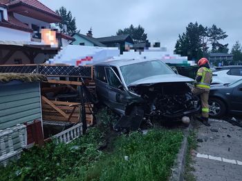 Pościg za pijanym 19-latkiem. Staranował auta, zatrzymał się na latarni