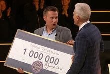 Bartosz Radziejewski z czekiem na milion zł, fot. Polsat