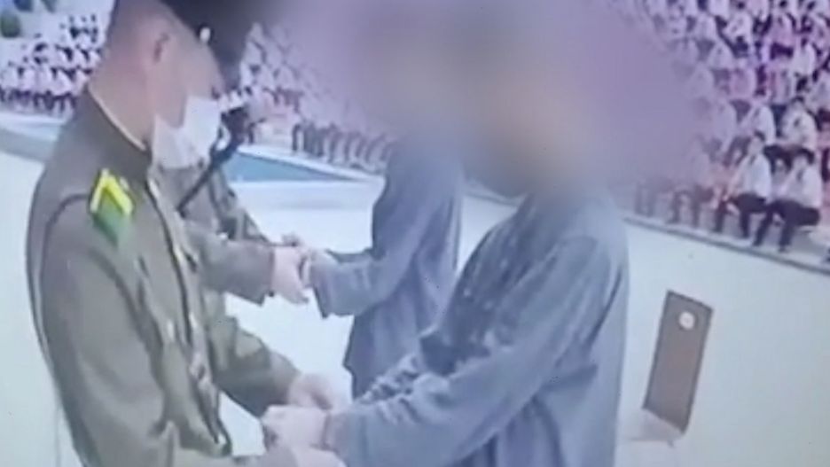 Poruszające nagranie przedstawic dwóch szesnastolatków, którzy są odprowadzani do odbycia kary ciężkich robót za oglądanie południowokoreańskich nagrań muzycznych