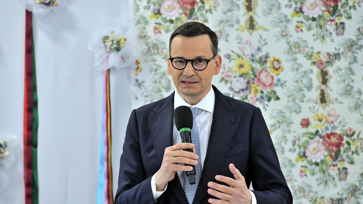 Premier Morawiecki do seniorów: komu zaufacie, Tuskowi, który mówił o was "moherowe berety"? 