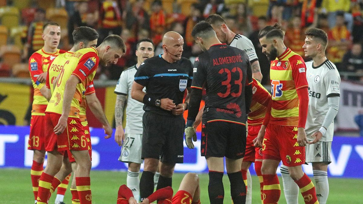 Białystok, 13.05.2022. Kontuzjowany Michał Pazdan z Jagiellonii Białystok leży na murawie podczas meczu 33. kolejki piłkarskiej Ekstraklasy z Legią Warszawa, 13. bm. (js) PAP/Artur Reszko