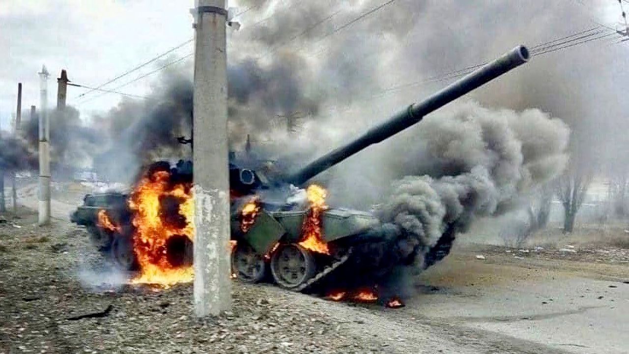 Płonący rosyjski czołg - zdjęcie ilustracyjne 