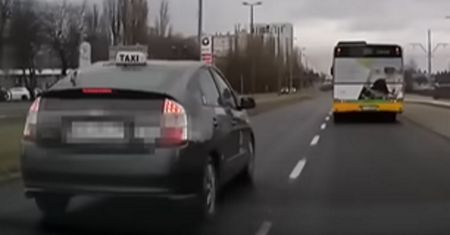 Szeryf w taksówce przesadził. Nagranie wideo z Poznania