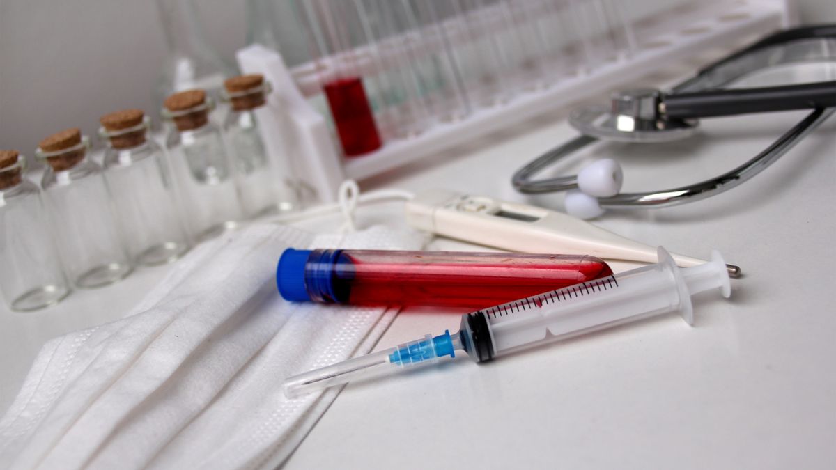 Sferocytoza wrodzona spowodowana jest anomaliami w budowie białek błony komórkowej i cytoszkieletu erytrocytów