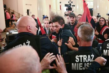 Awantura na Radzie Miasta Warszawy. Strażnicy na miejscu