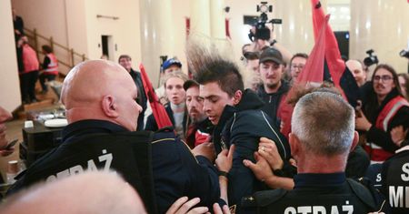 Awantura na Radzie Miasta Warszawy. Strażnicy na miejscu