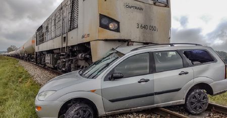 Auto zgasło mu na torach, doszło do wypadku. Policja nie miała litości