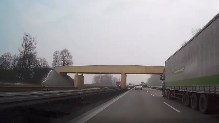 Jak wyprzedzać ciężarówki na autostradzie? Czy zmiana pasa ruchu na prawy jest zawsze konieczna?