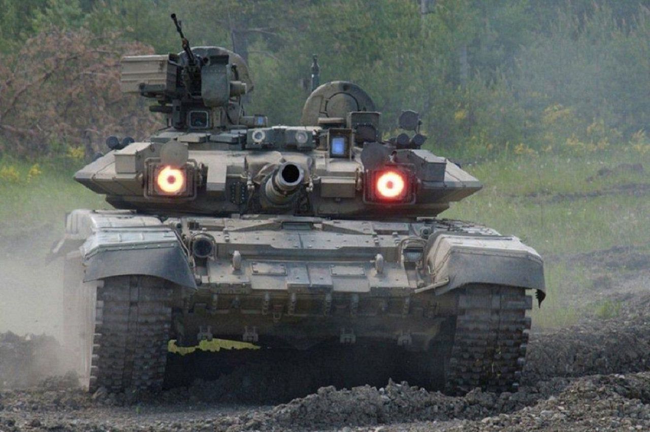 Rosyjski czołg T-90 z działającym systemem Sztora