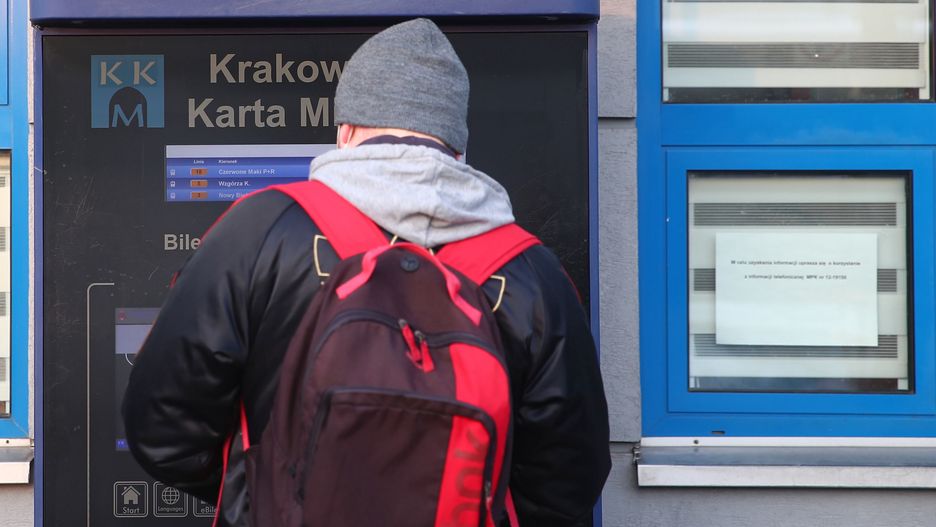 automat biletowy
Krak�w, 01.02.2021. Automat biletowy komunikacji miejskiej w Krakowie, 1 bm. Od 1 bm. wchodz� w �ycie podwy�ki cen bilet�w krakowskiej komunikacji miejskiej. Przedstawiciele w�adz miasta uzasadniaj� je spadkiem wp�yw�w ze sprzeda�y bilet�w w wyniku pandemii Covid-19. (mr) PAP/�ukasz G�gulski
�ukasz G�gulski
automat biletowy, bilet, bilety, ceny, dro�ej�, komunikacja miejska, komunikacji miejskiej, koronawirus, pandemia, podwyzka, podwy�ka, sprzeda�, wzrost, za przejazd, zdro�a�y, automaty, krakowska, krakowski, podwy�ki cen, transport miejski, biletomat, kupowanie biletu, covid, covid-19, epidemia, koronawirus w Polsce, SARS-CoV-2, stan epidemii