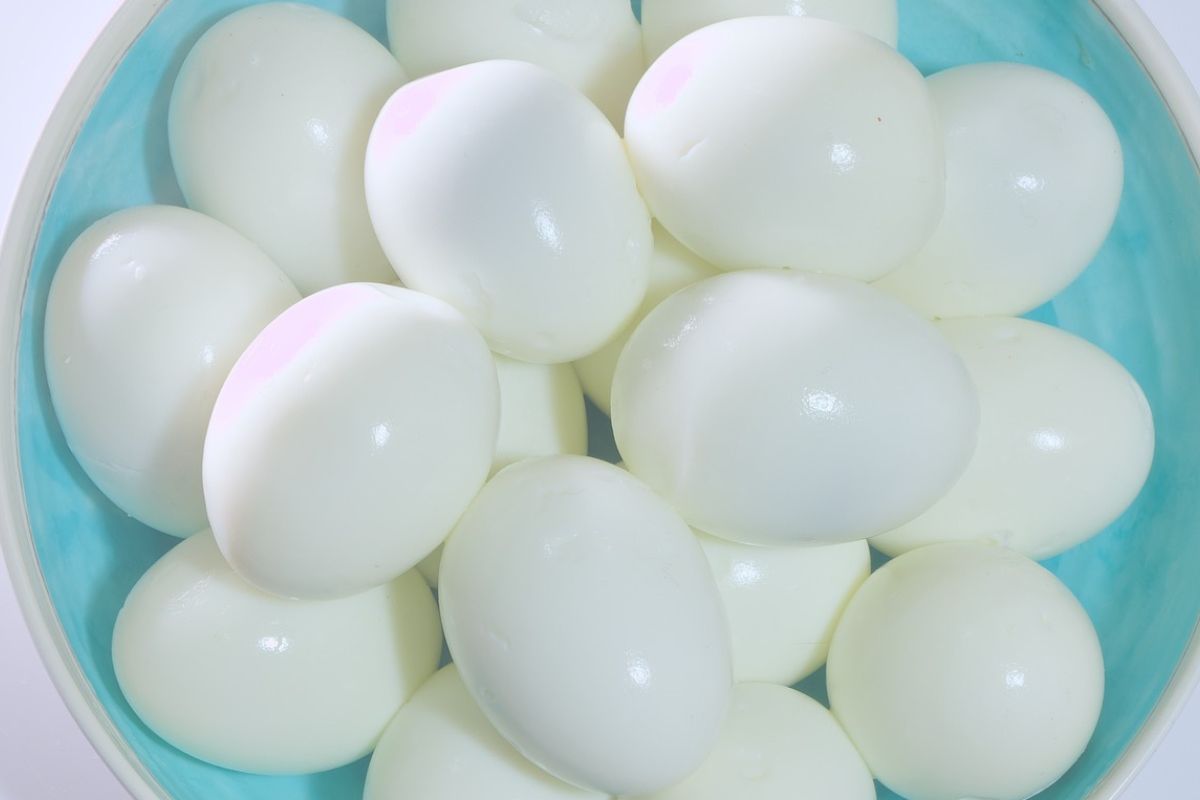 Jajka na twardo podaj w fantazyjnym sosie 