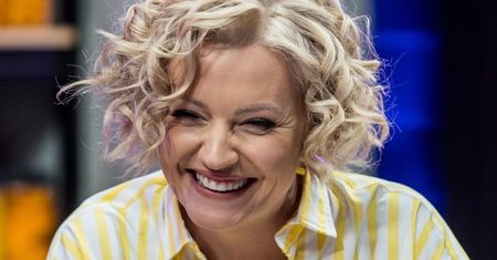 Dorota Szelągowska zachęca ZGRABNĄ ŁYDKĄ do strojenia się na Sylwestra. Internautki: "Szkoda, że mowa o sukience, a w ogóle jej NIE WIDAĆ" (FOTO)