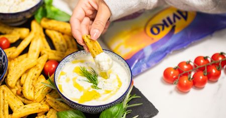Najmodniejsze frytki tej jesieni podaj po grecku. Za taką ucztę zgarniesz same komplementy!