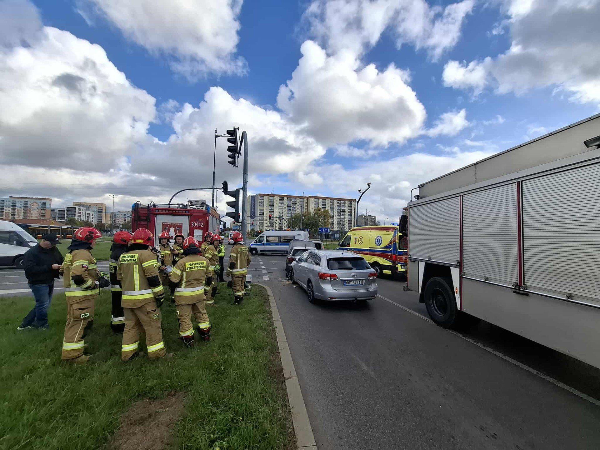 Wypadek w Łodzi zderzenie - 3 samochodów na rondzie Inwalidów