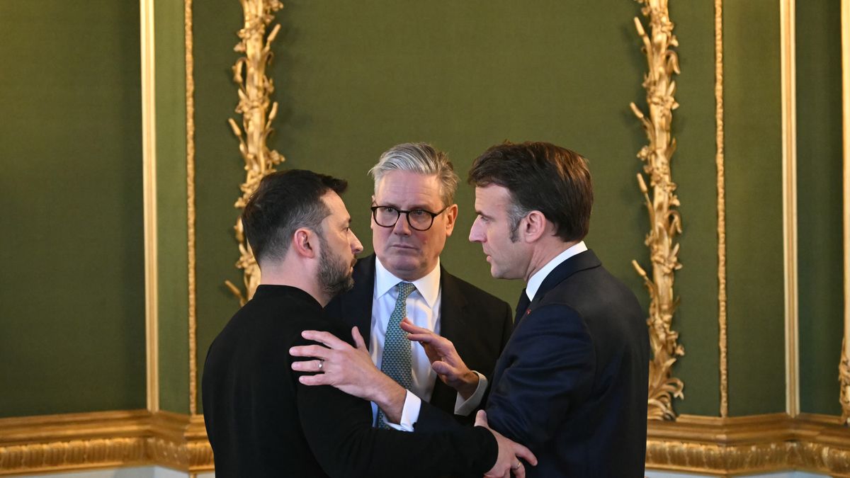 LONDON, ENGLAND - MARCH 2: (L-R) Ukraine's President Volodymyr Zelensky, Britain's Prime Minister Keir Starmer and France's President Emmanuel Macron hold a meeting during a summit at Lancaster House on March 2, 2025 in London, England. Following this week's meetings between Keir Starmer, Emmanuel Macron, and US President Donald Trump, a meeting convenes in London with European leaders to discuss future peace in Ukraine. (Photo by Justin Tallis - WPA Pool/Getty Images)