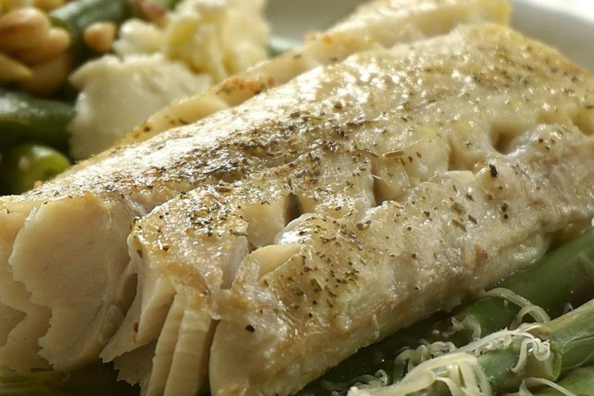 How to prepare baked fish with broccoli for a Friday dinner?