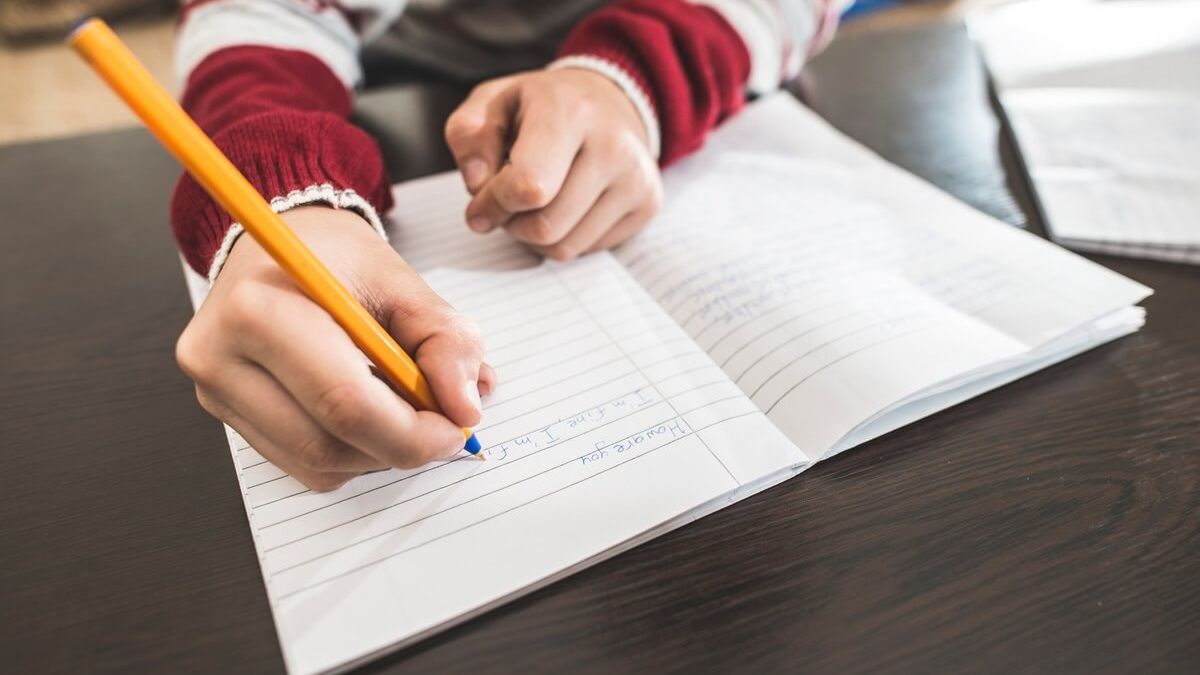 Uczeń rozwiązujący pracę domową