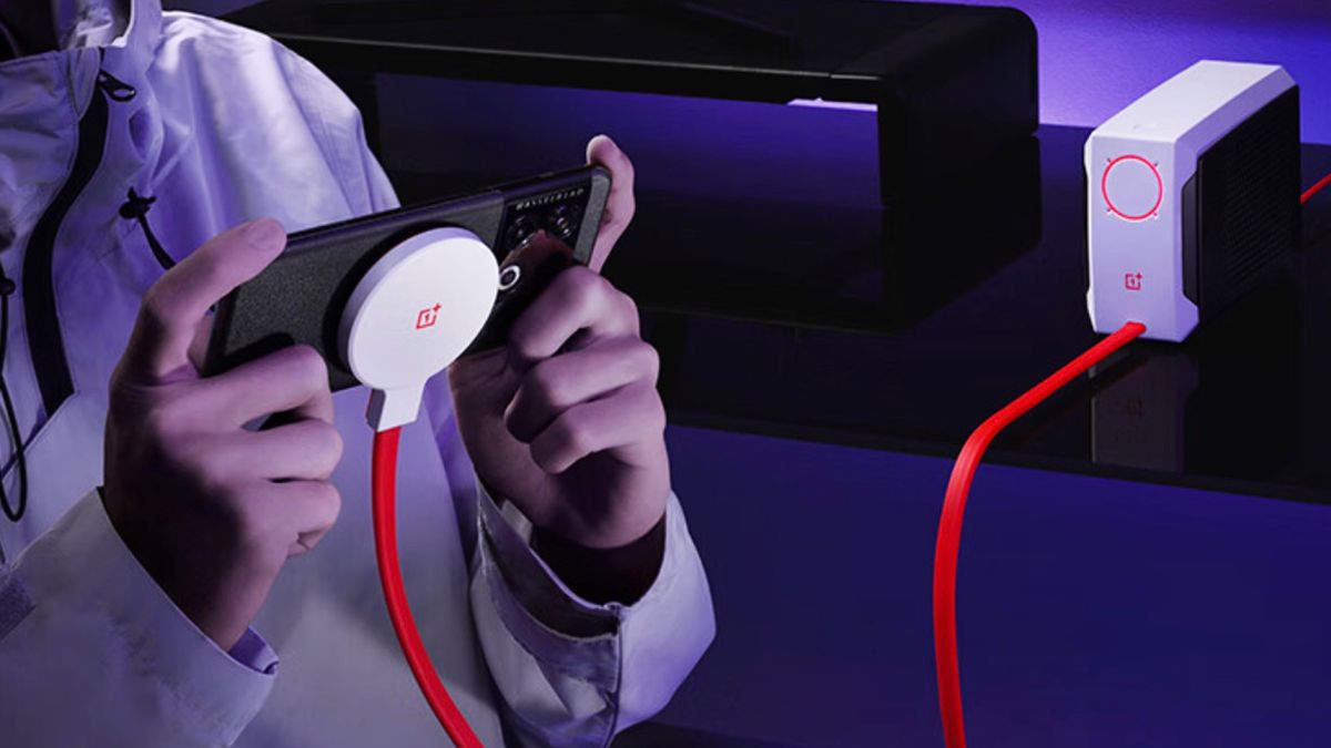 To urządzenie jednocześnie chłodzi i ładuje telefon