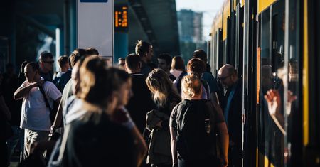 Poranny paraliż metra w Warszawie. Sześć stacji zamkniętych