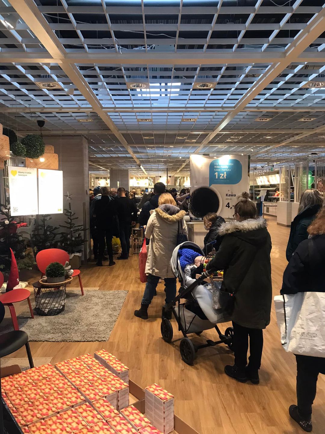 Kolejki przed sklepami IKEA i weryfikacja paszportów covidowych