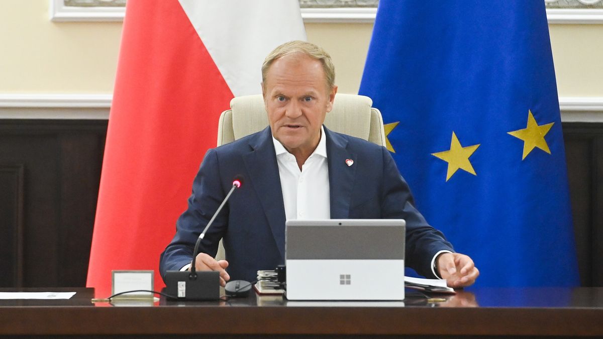 Warszawa, 17.06.2025. Premier Donald Tusk przed posiedzeniem rządu w KPRM w Warszawie, 17 bm. Rada Ministrów zajmie się projektem noweli ustawy zezwalającej na testowanie pojazdów autonomicznych na drogach. (aldg) PAP/Piotr Nowak