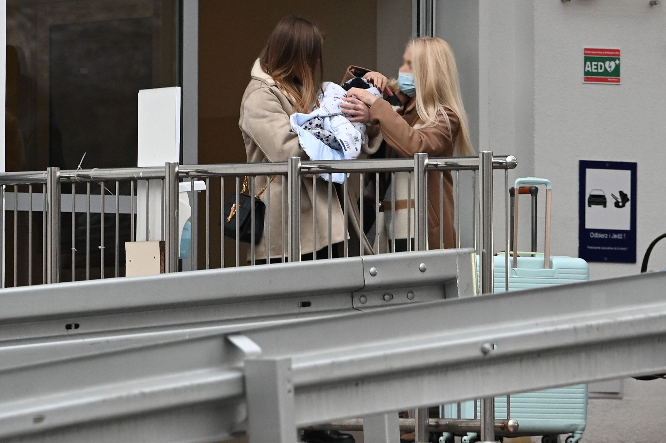 Joanna Opozda opuszcza szpital z synkiem na rękach oraz mamą i bratem u boku