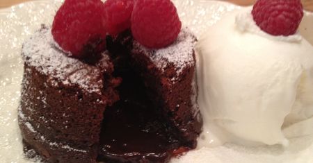 Idealny deser na Walentynki. Przepis na lava cake, czyli czekoladowy fondant