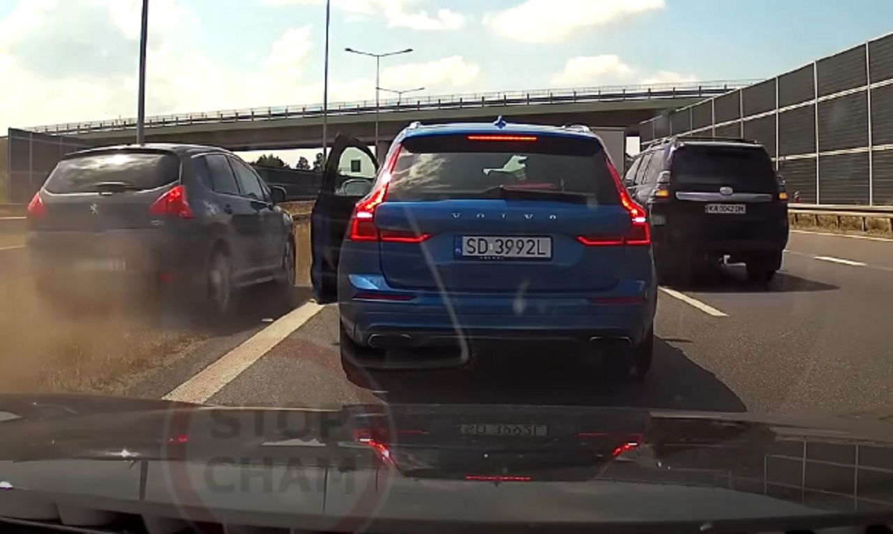 Zachowanie kierowcy Volvo na A2 mogło skończyć się tragedią.