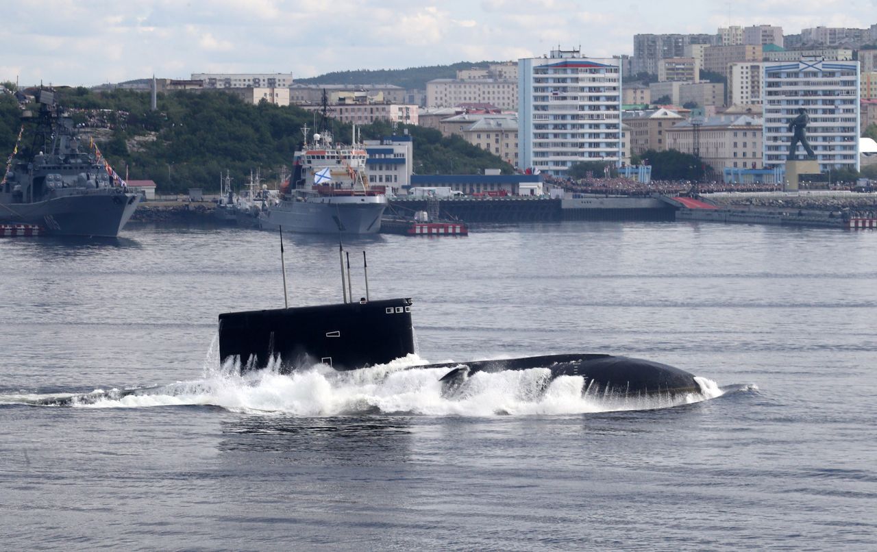 Rosyjski okręt podwodny na Bałtyku. Obserwują go Szwedzi